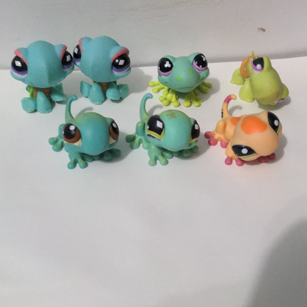 Bundle of littlest pet shops, houses, and accessories - Picture 7 of 17